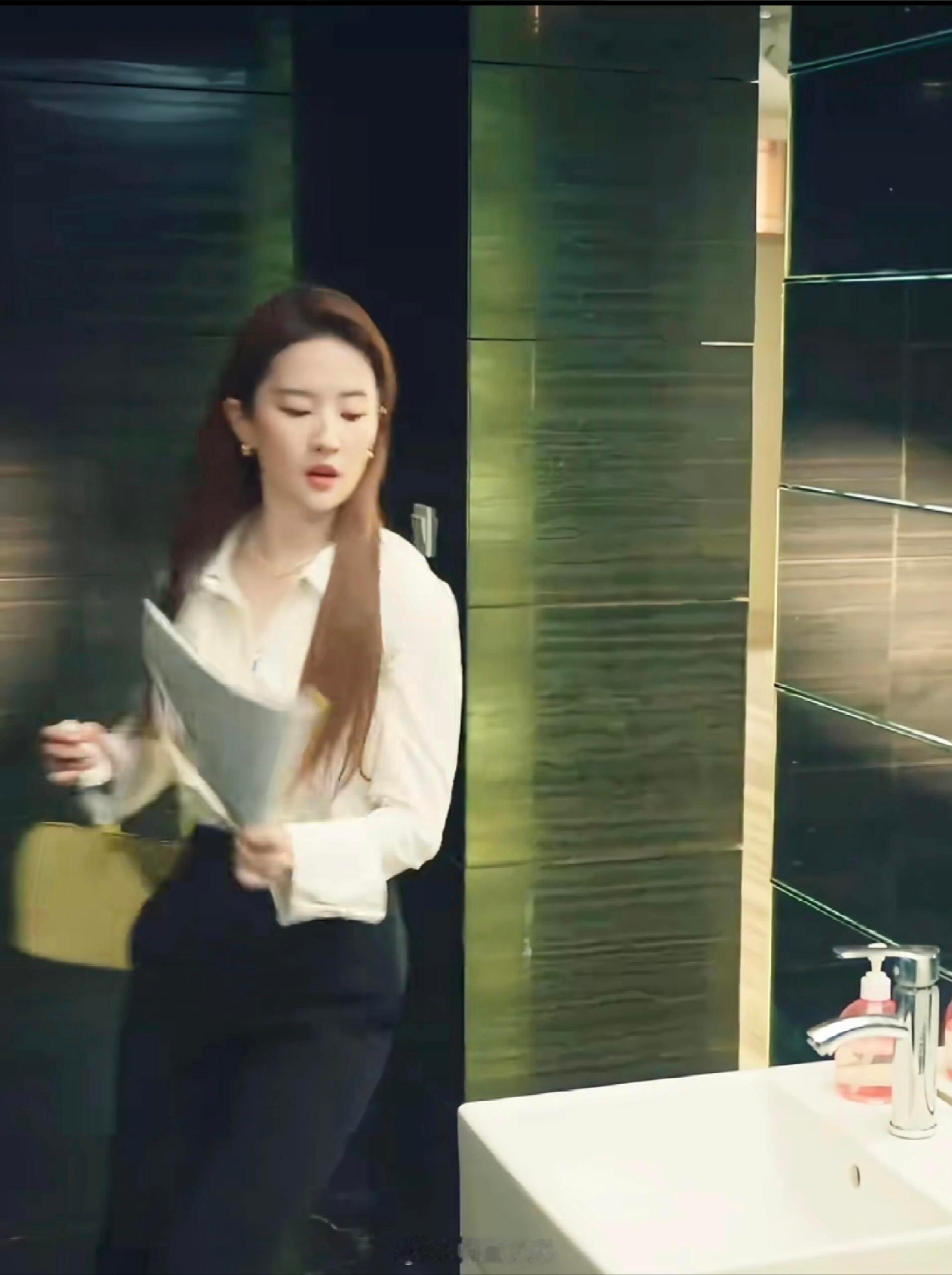 刘亦菲面试穿搭，细高跟+基础黑白配