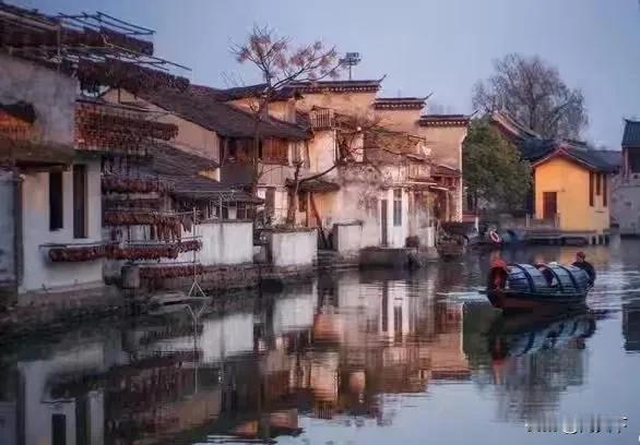 我的婆婆，是把日子过成棉花糖的人。傍晚下班刚掏钥匙，门就从里面拉开了。婆婆系着蓝
