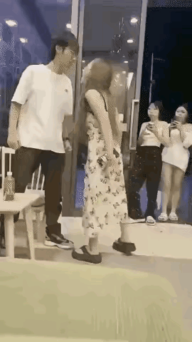 一男一女突发争吵，小伙子本着好男不和女斗的原则，想息事宁人。可就在小伙子转身