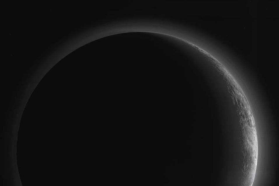 19年前的今天，冥王星踢出行星列表！它已经躲在角落哭了19年。冥王星于193
