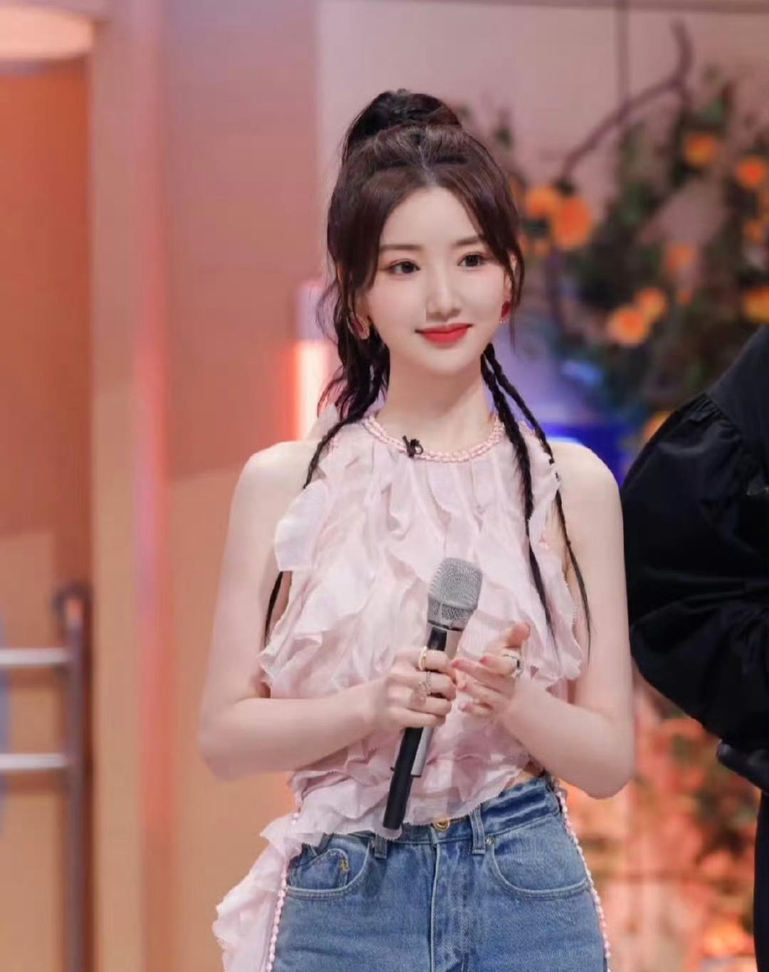 陈晓：毛晓彤你看看，网上都传咱们俩在一起了，这编故事的也太有想象力了吧？毛晓