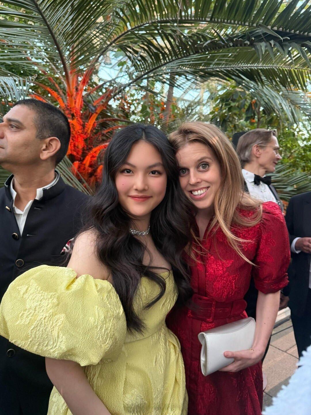 李湘母女和公主合影，颇为自信，王诗龄已经没有了昔日小胖妞的婴儿肥。安德鲁王子家