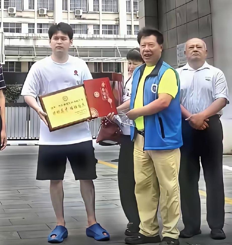 不得不承认，这林诗栋还真是不拘小节，被嘉奖时，居然还穿着大拖鞋、大短裤。