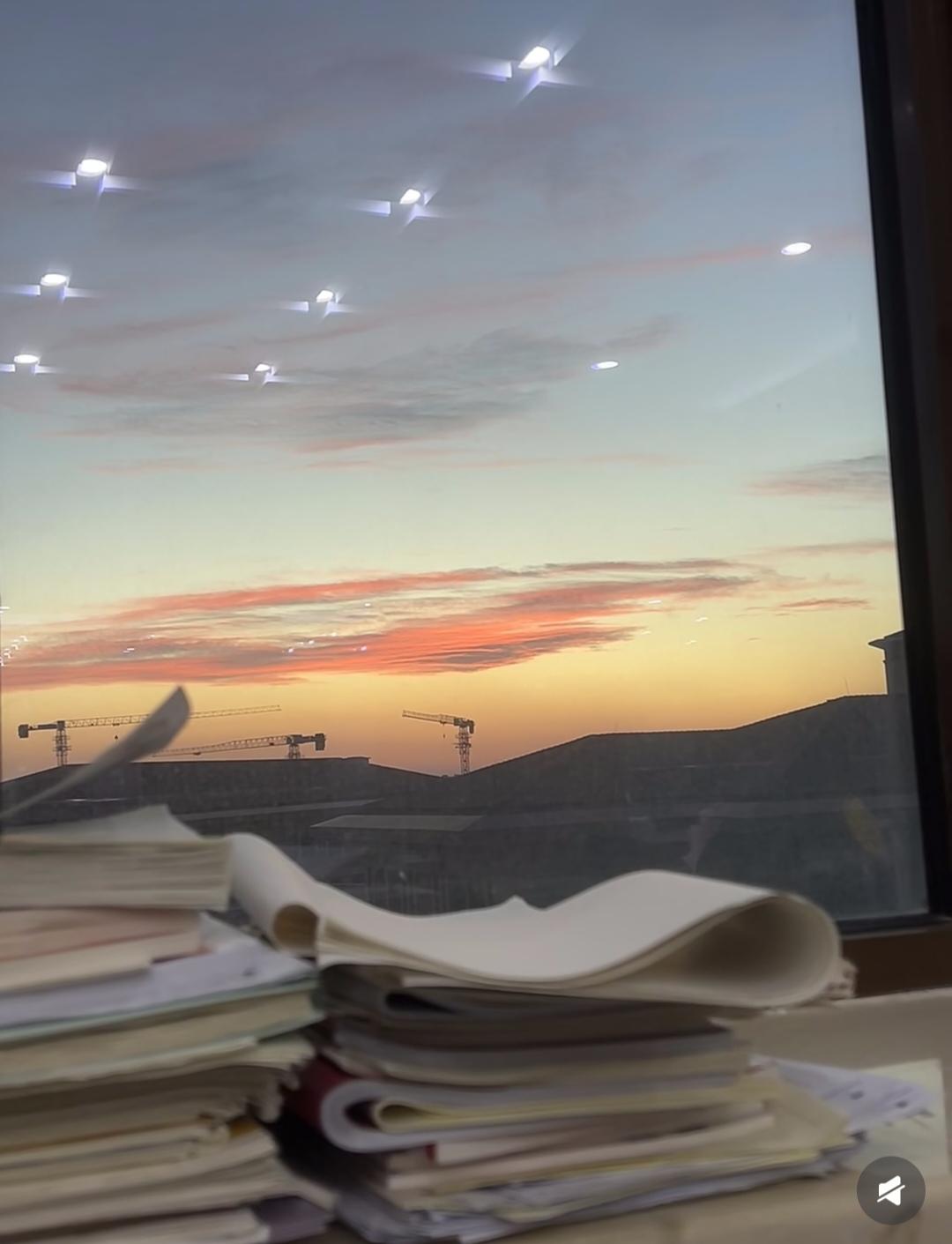 真的别再带着高中思维硬扛了。以前总觉得生理期痛是磨练意志，强行压抑身体最本能