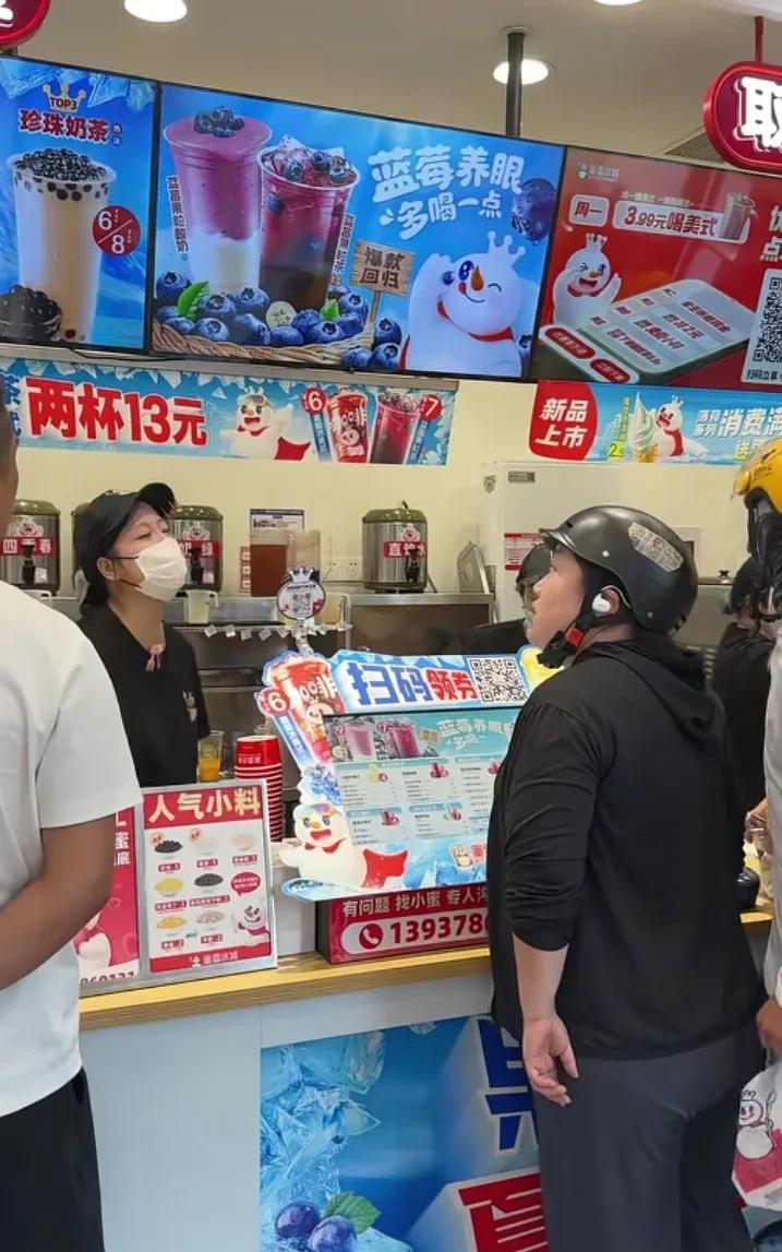 江苏一家蜜雪冰城，店员小姐姐被外卖大姐说哭了[汗]！天气太热，蜜雪冰城爆单，