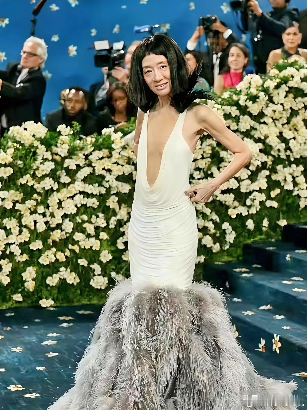 看了75岁王薇薇的红毯造型，还有啥可焦虑的。王薇薇心态超好，不靠医美，自然衰老，