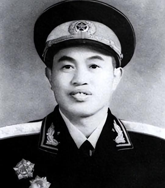 1969年，皮定均将军去甘肃农村视察，一群妇女不穿裤子，用破被子遮挡下身，地委书