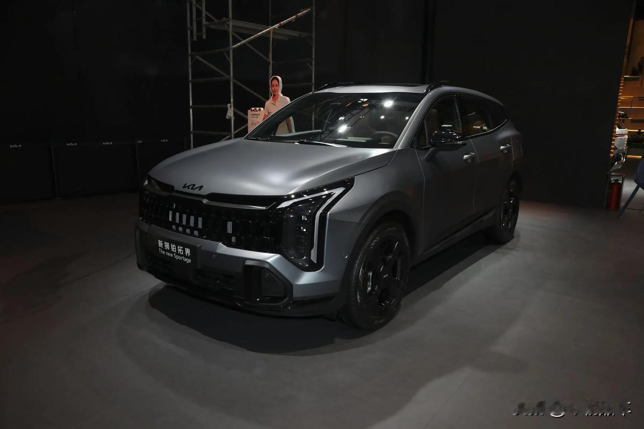 2026款起亚狮铂拓界在广州车展亮相，虽说成了全场焦点，但实际情况却有些尴尬。它