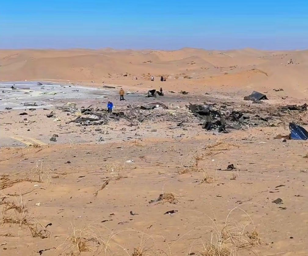 朱雀三号遥一回收着陆失败之后的返回着陆区画面，部分的火箭残骸散落在地面。（来源