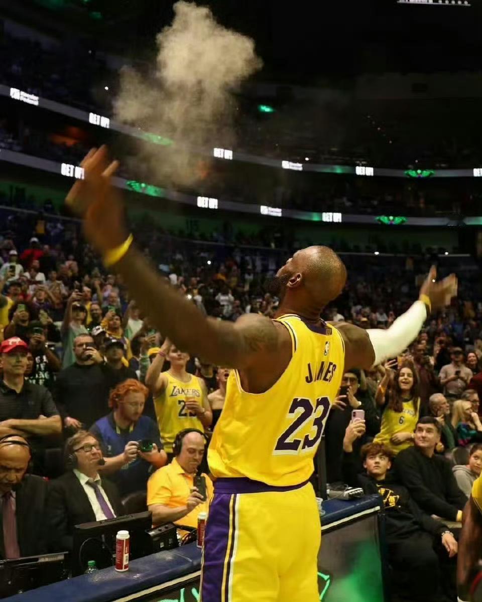 湖人今日比赛有一坏消息和一好消息！有点遗憾，湖人的詹姆斯今天没法上场了。主帅