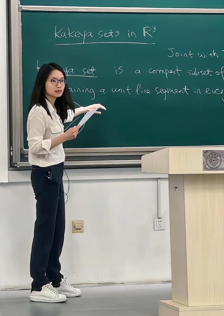 王虹当初在北大高手云集的数院时，压力可想而知。身边全是奥数金牌得主，没受过系统竞