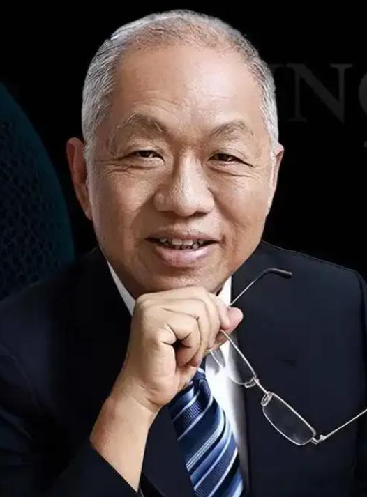 美籍数学家丘成桐在清华任教，被问到：“您现在的薪水有多少？”丘成桐回答：“我在中