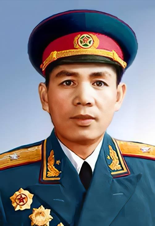 1993年，原广州军区司令丁盛少将夫妇乘坐公共汽车买菜，售票员讲：“老同志，请付
