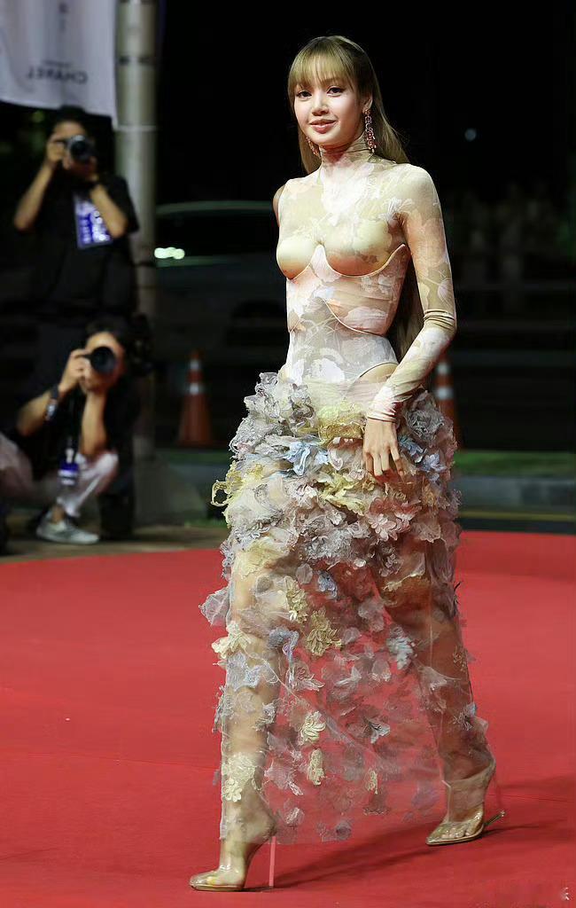 lisa今天这个裙子没有粉色的这套好看​​​