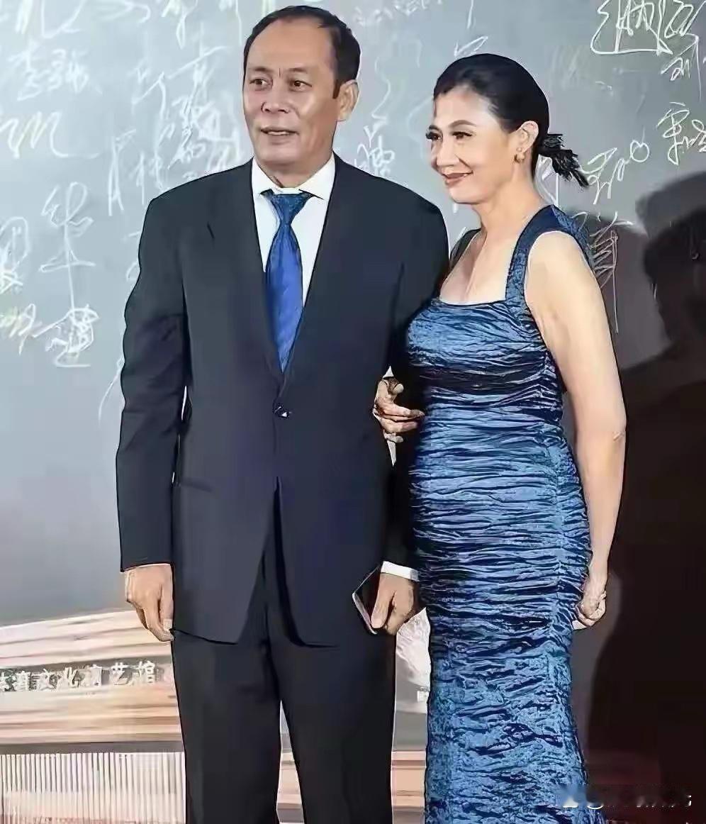 张光北拉着陈炜的手，在金鸡奖的红毯上走得很稳。陈炜穿了条蓝色紧身吊带裙。网友