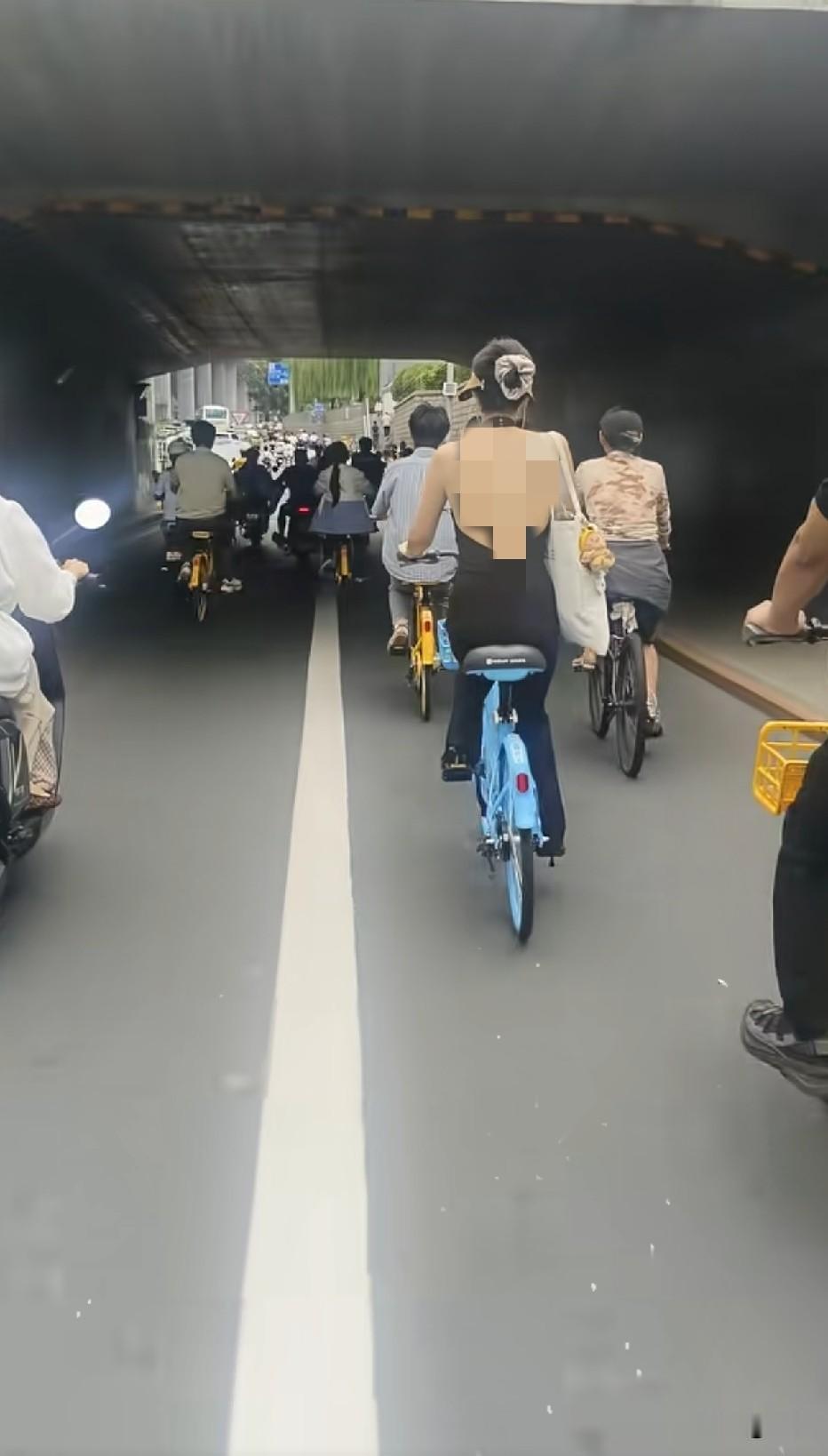 这种穿的应该坐宝马或奔驰