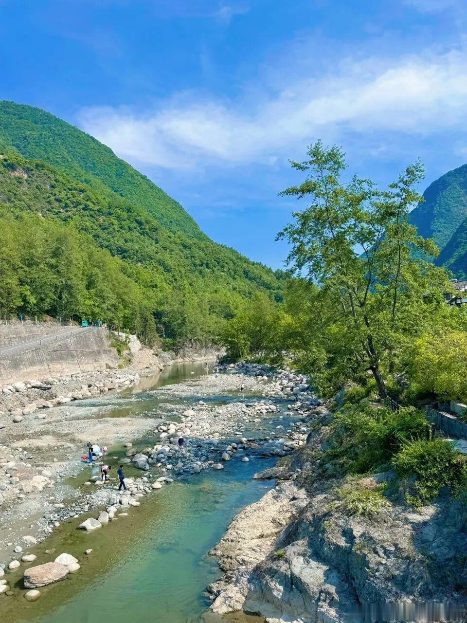 终于找到四川适合长住一夏的避暑秘境！广元阴平村真的自带恒温22℃清凉。青山环绕