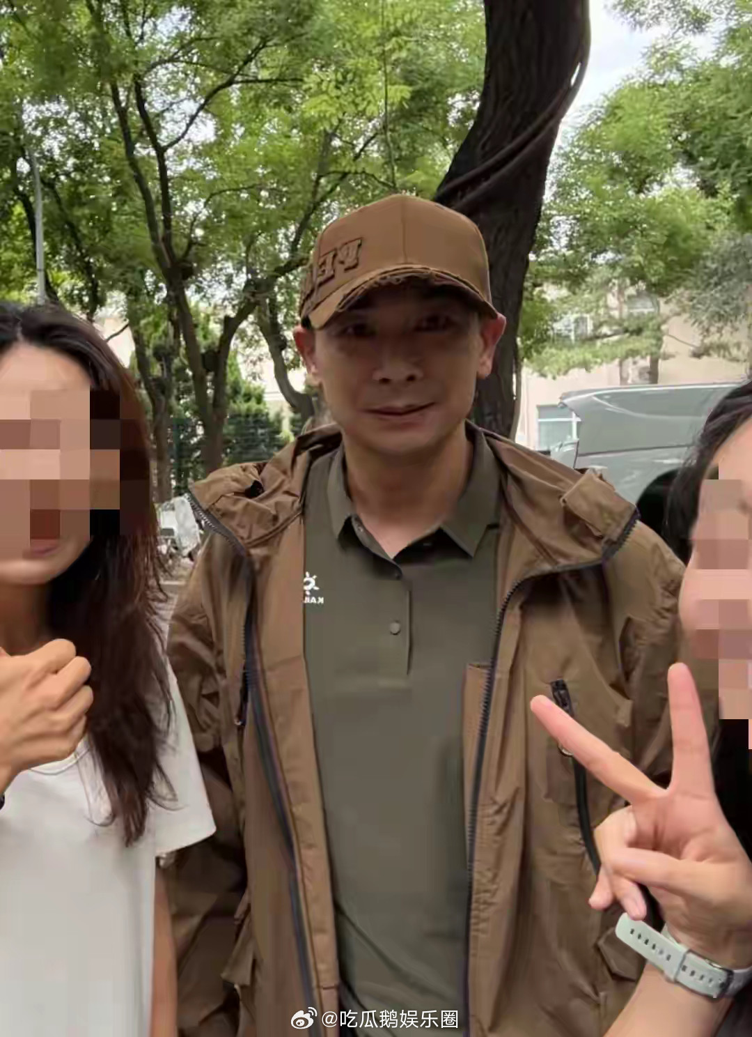 赵文卓夫妇三里屯逛街，合影张丹露表情吃醋，长女疑被俩大学录取！！！​​​