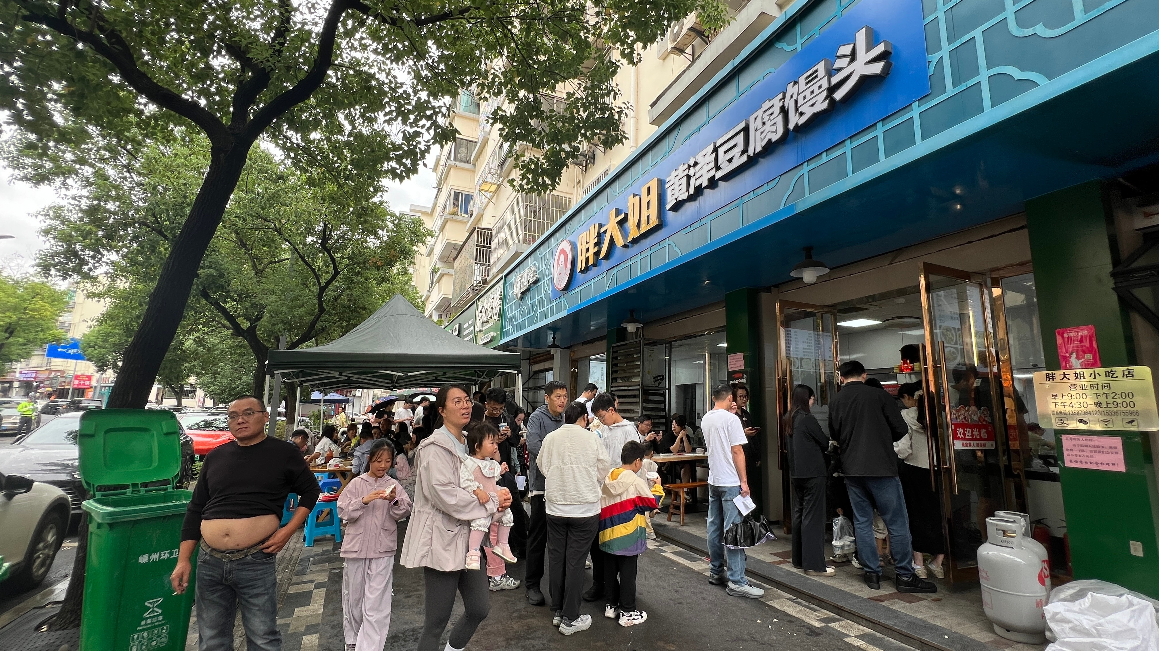 此刻，浙江嵊州的早餐店夸张的排队人潮“豆腐馒头”就是豆腐馅的小笼包好吃得不得了。
