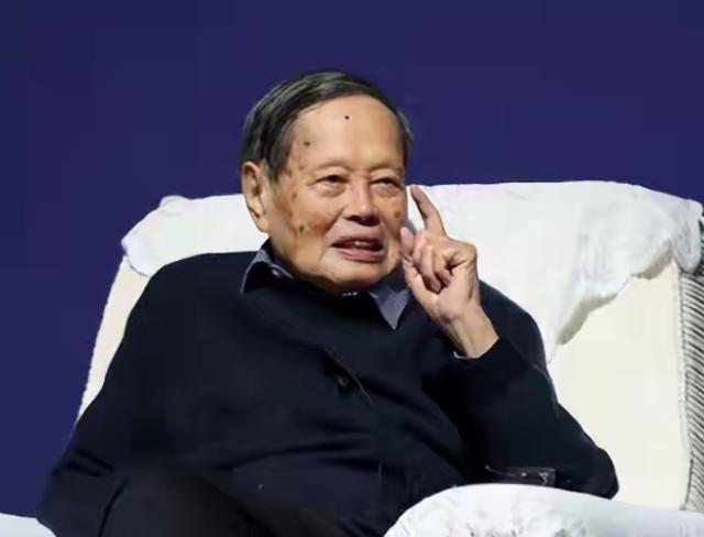 活到103岁的杨振宁，曾说过基因是自己长寿的先天优势，但真正让很多人觉得可学