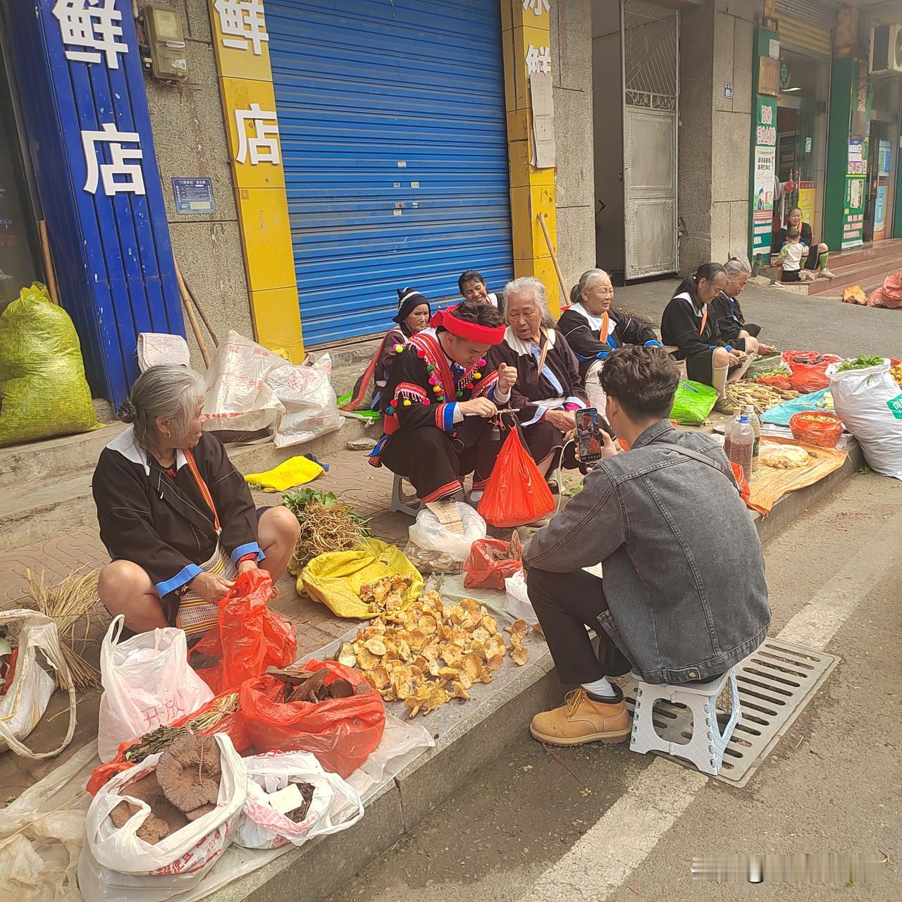 你敢相信吗？在深山深处的瑶山的瑶族同胞养的鸡，要60元一斤，而且一般还很难买。这
