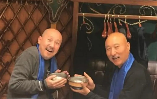 那年，陈佩斯到内蒙古鄂尔多斯，热情好客的腾格尔给他打电话：“来我家吃烤全羊，你要