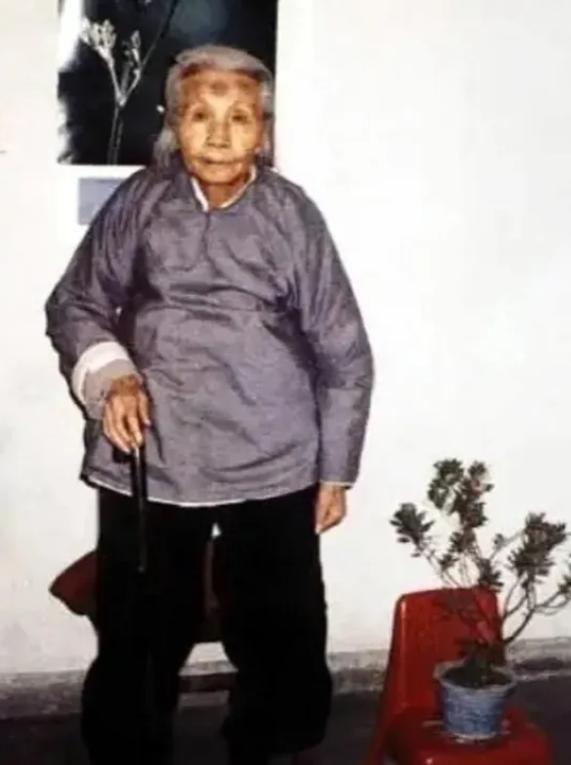 1992年，88岁老奶奶叮嘱孙子说道：我死后，一定要好好保存遗体，将来会出现奇迹