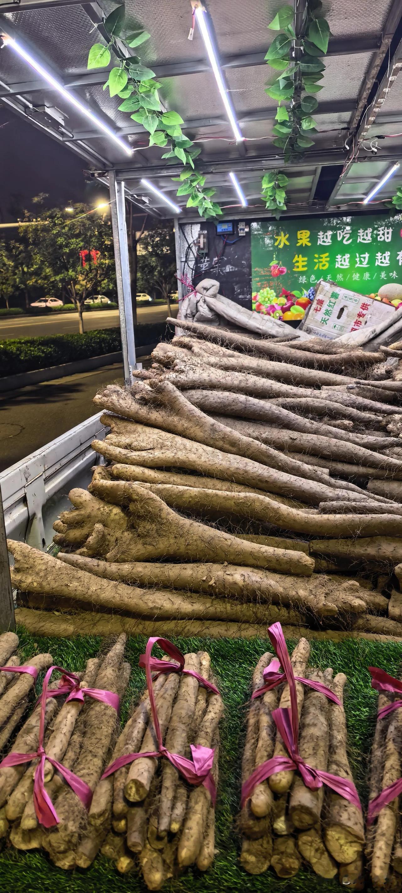 在西安的河南人，为什么都很能吃苦！昨天晚上在小区楼下遛弯，遇到个在路口摆摊卖