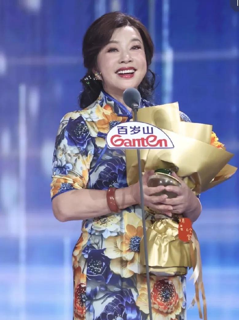 虽然刘晓庆75岁了，但年轻人都喜欢和她演戏。在《无限超越班》综艺上，演员刘海宽