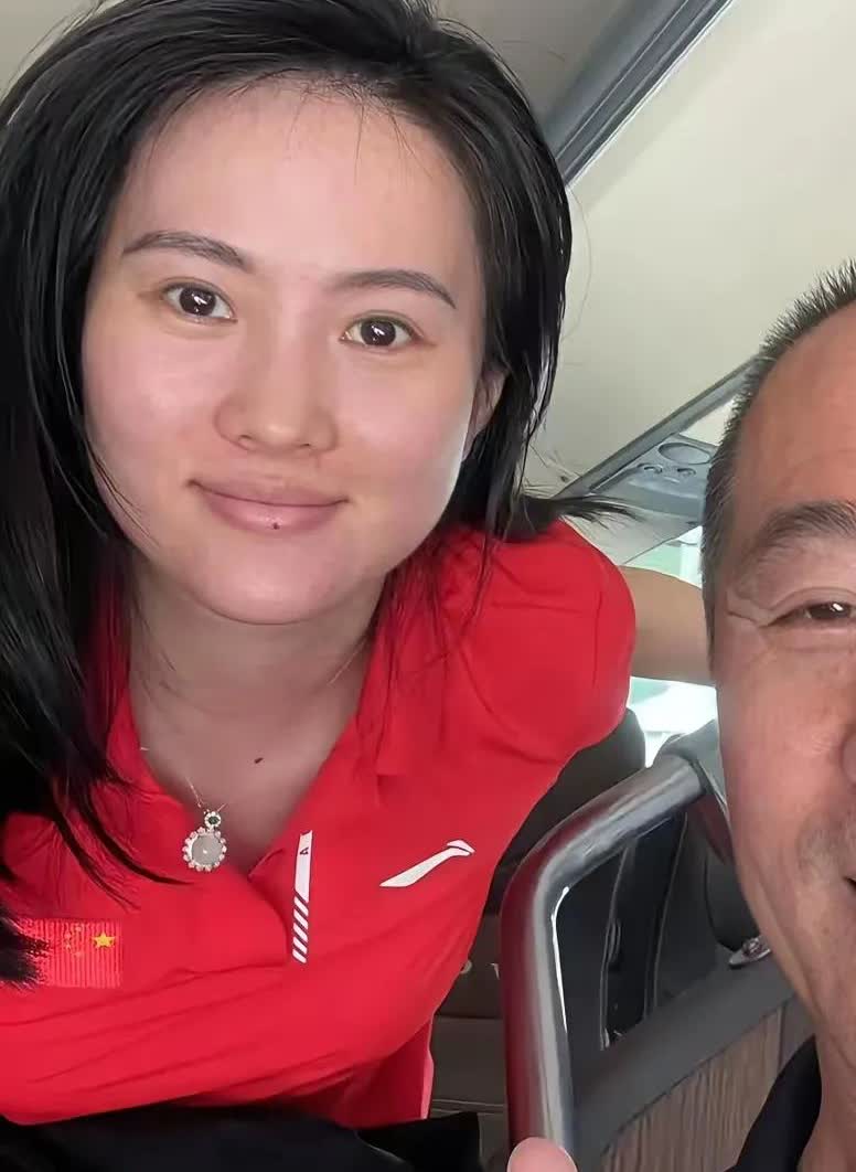 陈若琳在新加坡参加国际赛事时，被当地司机求合照。可以看出她未施粉黛，完全是素颜。