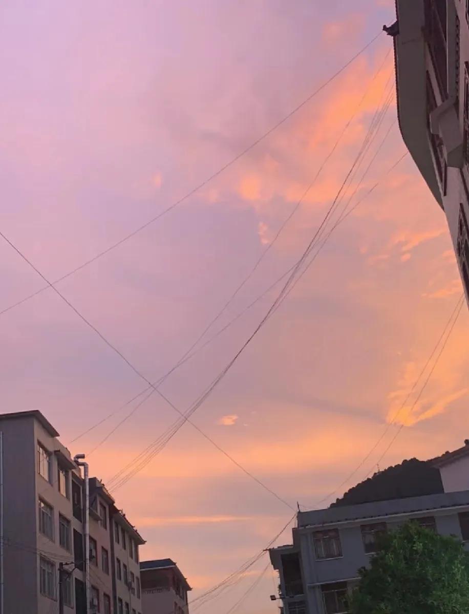 27岁这年纪，深夜失眠净是后悔，当初经济没稳就敢买房，负债十几万还敢买车，现在月