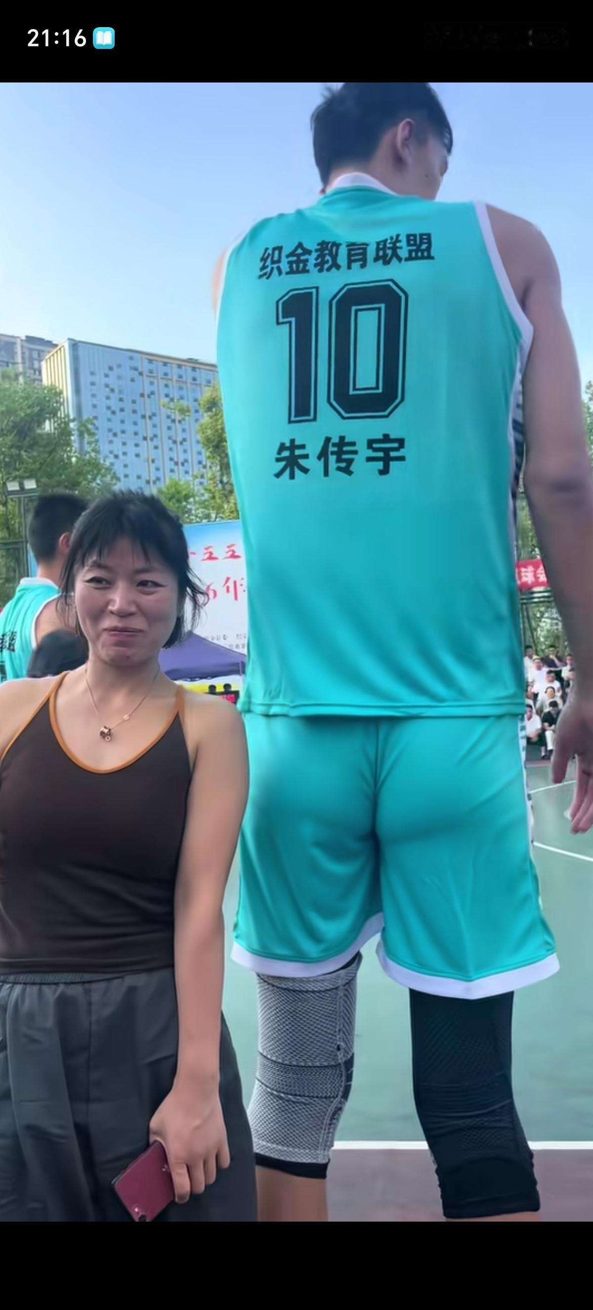这合照是非拍不可吗？那大高个篮球男子都不知道自己身后还有人合影，只是感觉自己身后