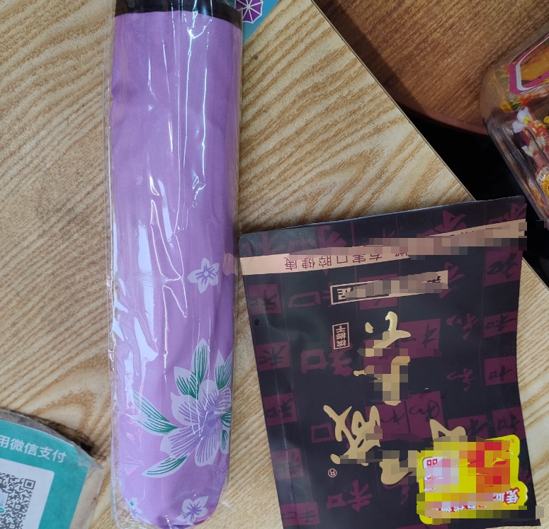 刚刚在我店里发生了一件不可思议的事情。一对50岁的夫妻淋着雨跑进我的店里，一