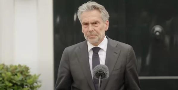 荷兰之所以敢和中国硬碰硬，其实他早已把阿斯麦算在了里头。但荷兰千算万算一定没算到