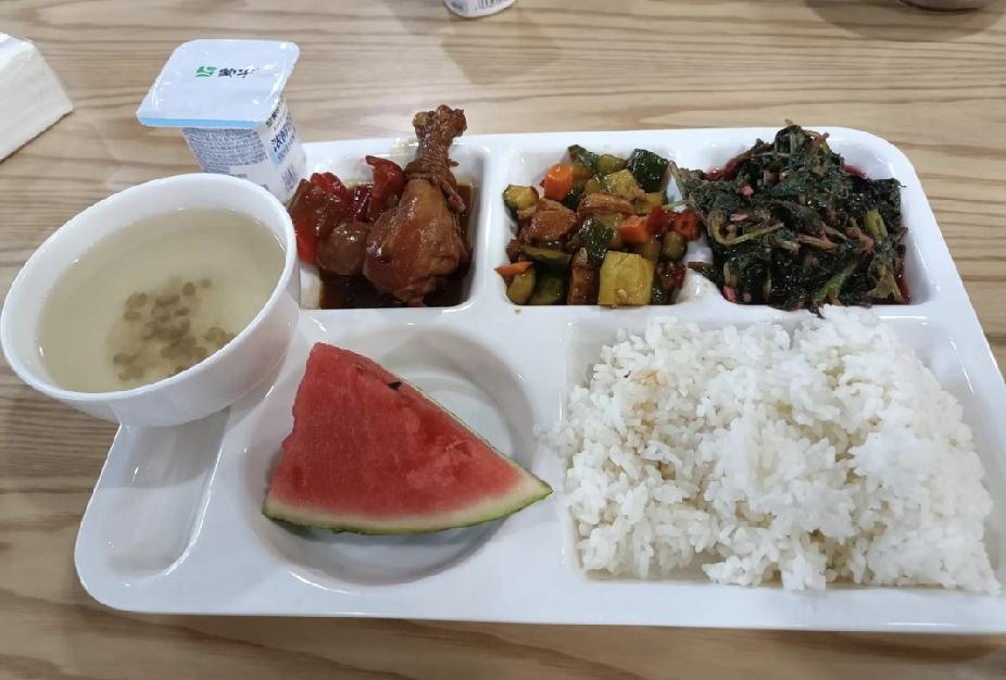 这是公司食堂里10块钱的餐标，里面包含有三个菜、一汤，还有饭后水果饮料。这个价钱
