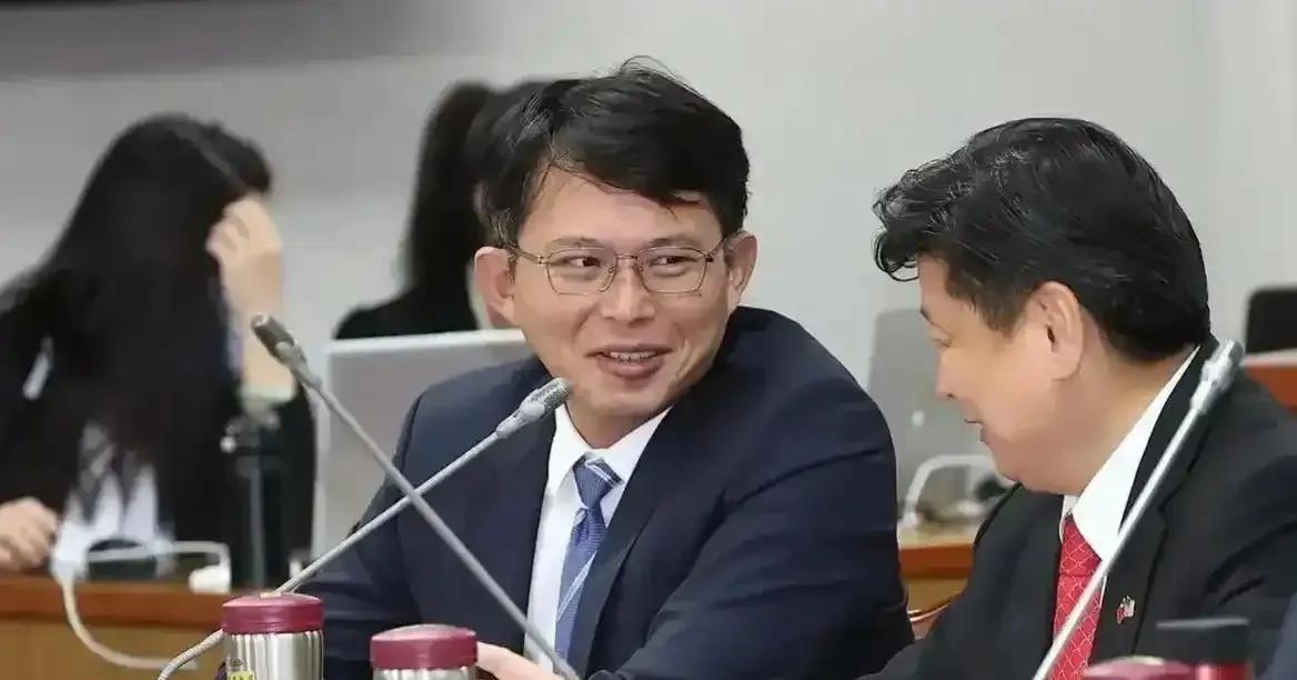 也许国民党下届主席选举，会出一匹黑马傅崐萁。因为民众党主席黄国昌与傅崐萁打得火热