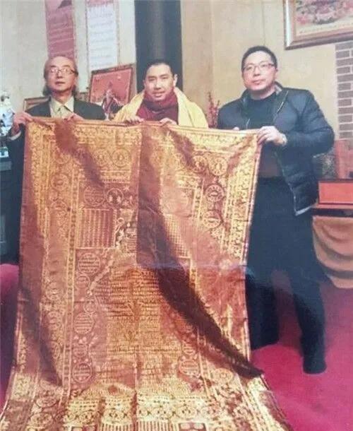 2005年初夏的北京拍卖会，快结束时那件旧袈裟孤零零摆在角落。起拍价8万，台