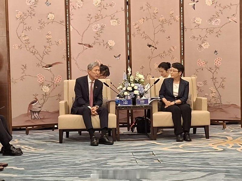 韩国驻华大使卢载宪出席沈阳韩国周开幕式(9.23)卢载宪大使于9月23日（周三）赴辽宁省沈阳市出席沈