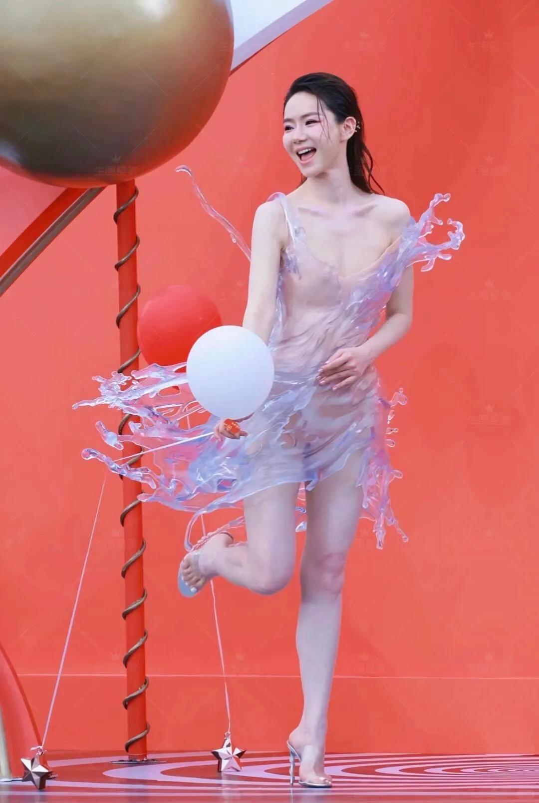 戚薇这身3D打印的水花裙，说实话，我是真服。16公斤的衣服穿身上，好身材一点没
