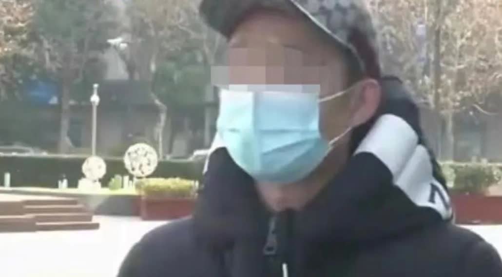 江苏南京，一男子为献孝心，给母亲买了一件价值17500元的羽绒服，没穿几次就发现