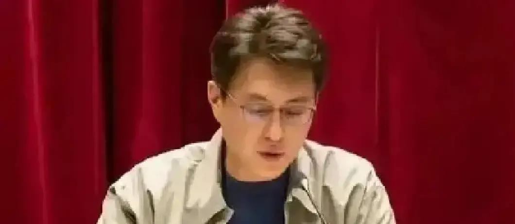 别再学“人脉”了，那都是演给外人看的。顶级关系，从来不用“搞”。靳东