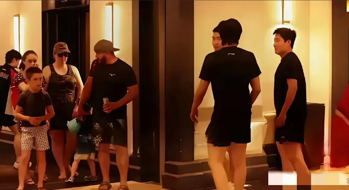 不就拿个包嘛大惊小怪些什么同事之间一起出去吃饭，男生都会绅士的帮女士拿一下包