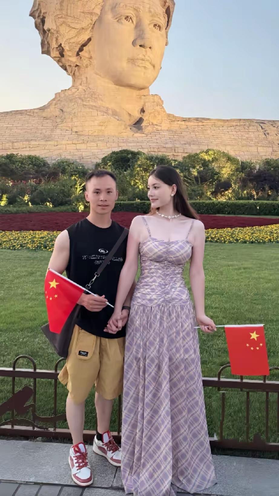 95年小伙娶回02年新疆维吾尔族女神！蜜月照曝光全网酸了：这是拯救了银河系