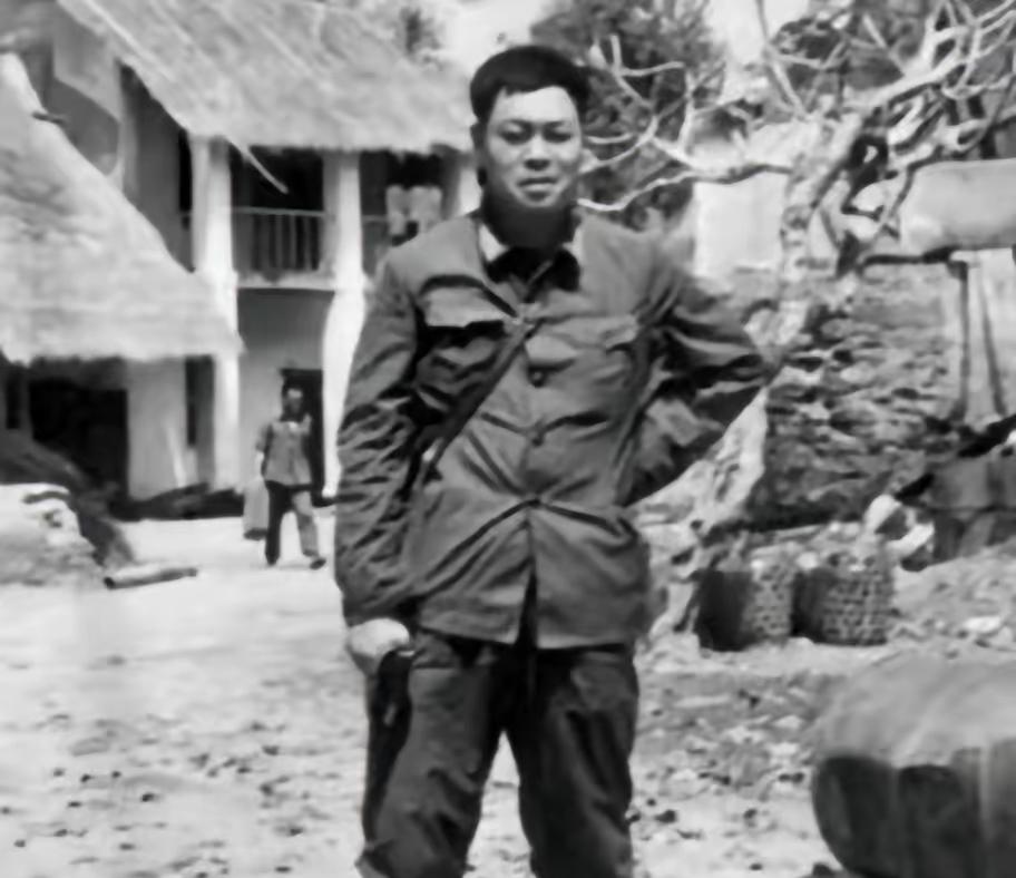 1988年老山前线功臣师长李德金，开会时被副手当场控制，军区称私藏三支枪，翻遍全