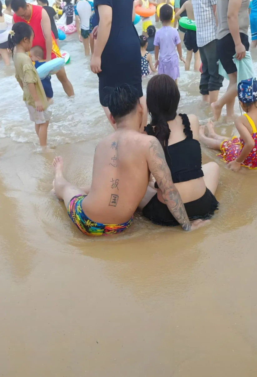 海边旅游看见一男子，后背纹了四个字真的是霸气外漏