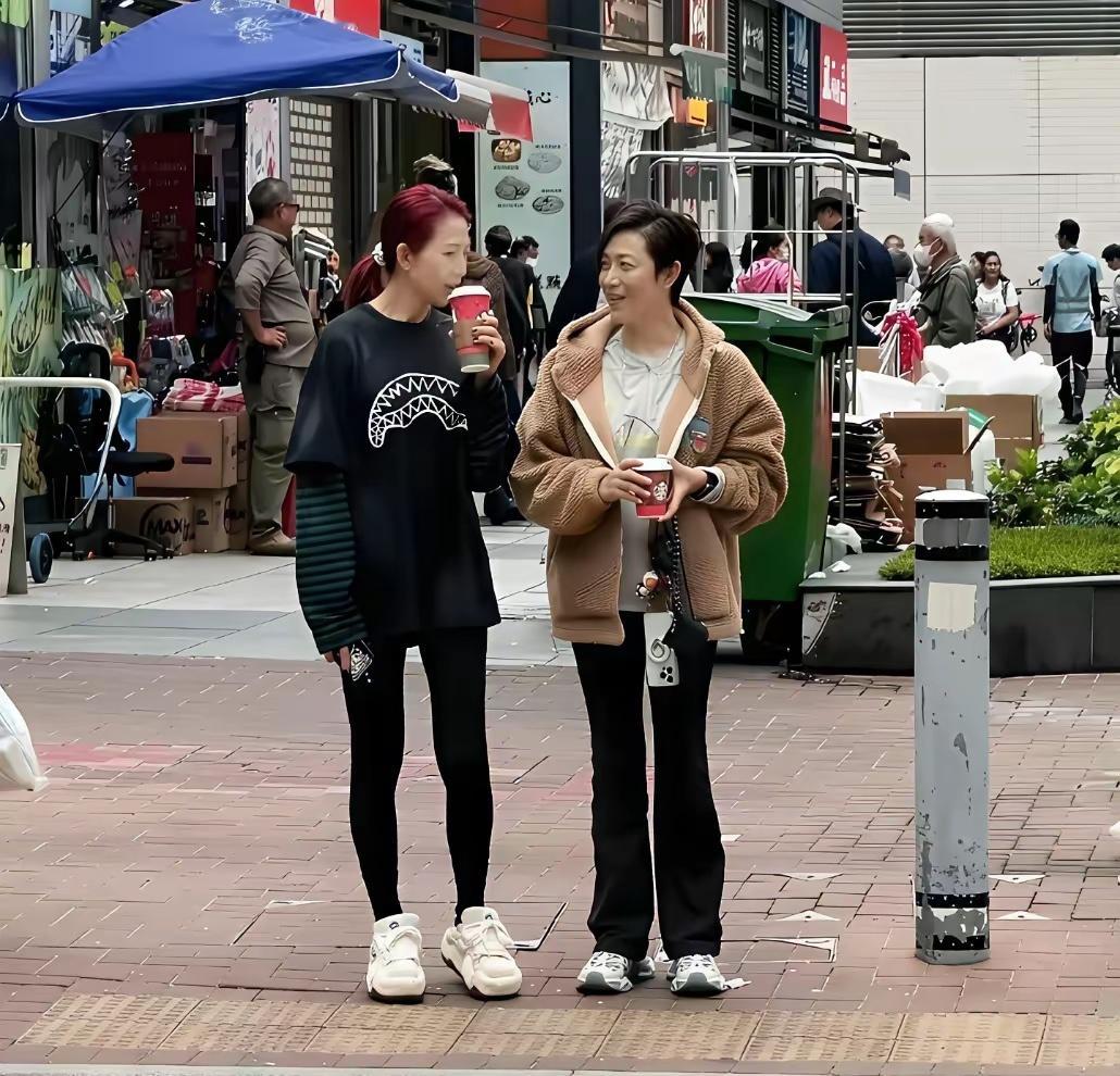 香港的路人都不追星吗？竟然没人要签名。