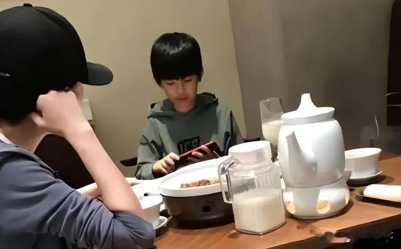 午饭时，儿子第六次偷瞄桌上排骨的眼神，让我想起他三岁偷吃冰激凌时的模样。只是这次