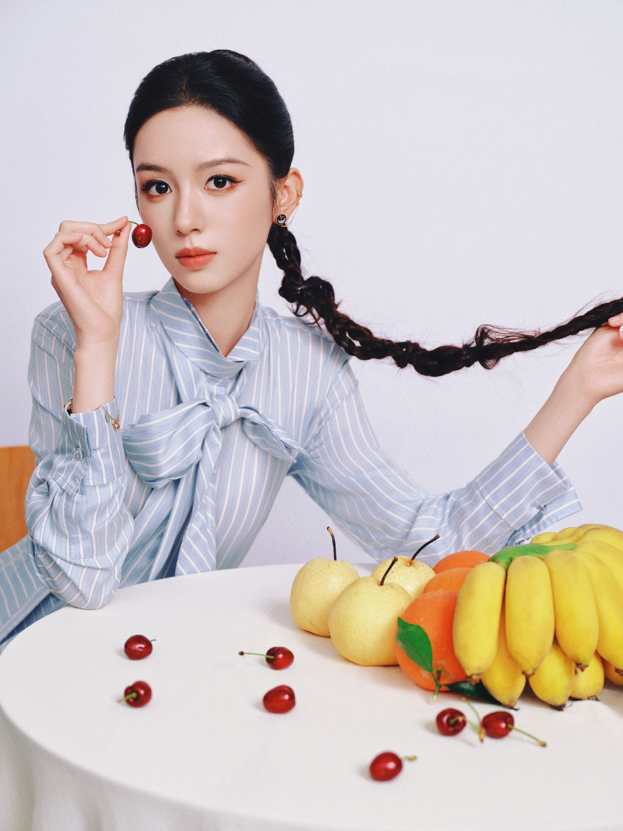 周也，漫染清润气韵的麻花辫少女。周也