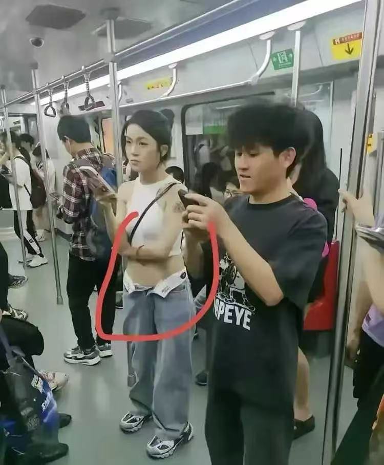 这是刚忙完忘记扣上了吧？