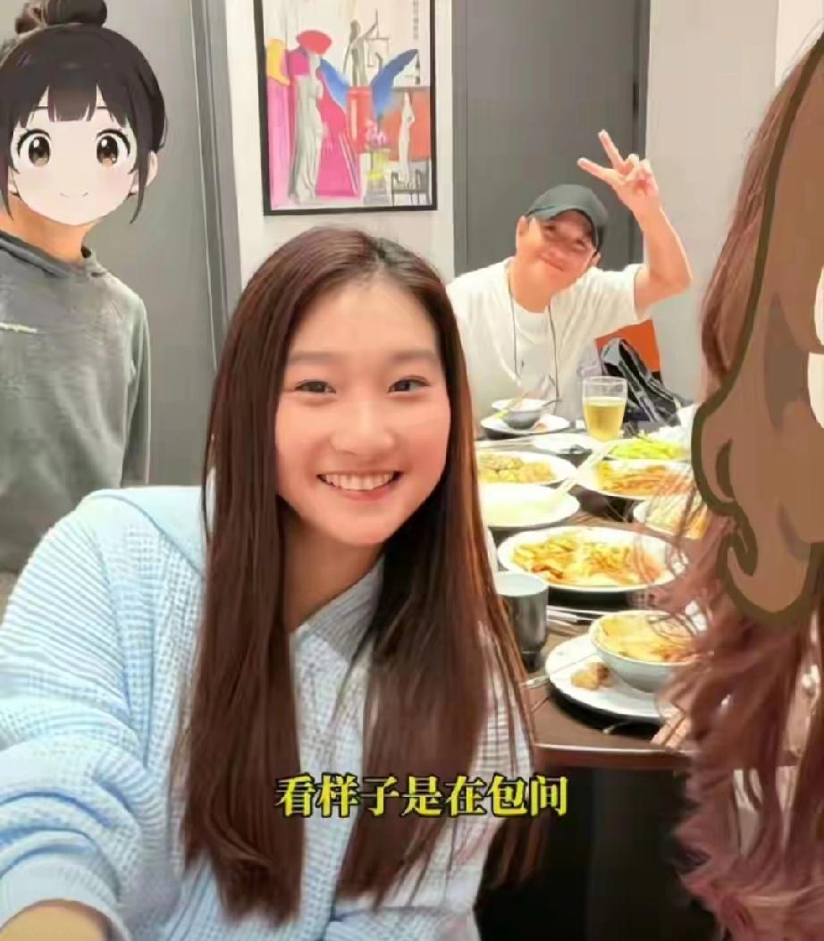 文章面馆人气爆棚！俩女儿现身支持，父女温情满满文章在上海开设的陕西风